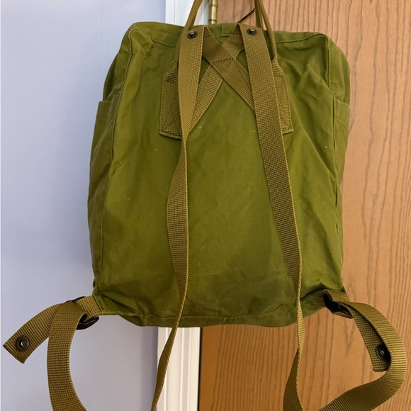 Fjallraven Kånken Medium Green Backpack - Picture 6 of 12